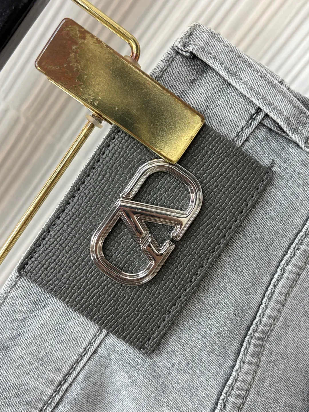 Valentino's latest jeans for spring 2026. Stress-free when entering and exiting the store. Best-selling models at the counter. Shared taste and value. Very comfortable to wear. Low-key yet luxurious. Very classy to wear. Needless to say the trousers style and cut. The upper body is exquisite and vivid. Really first-class and top-quality materials. Really palace-level casual pants, using Turkish cotton. The most famous denim fabric is produced. Quality. After heavy washing, the pants are very soft. Straight-leg version. Not picky, the upper body is absolutely stylish and extremely luxurious! Lb Size：29-38